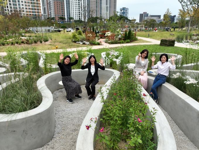 명시와 경기도가 공동 주최하는 제11회 경기정원문화박람회가 6일 광명시 일직동 새빛공원 일대에서 막을 올린다