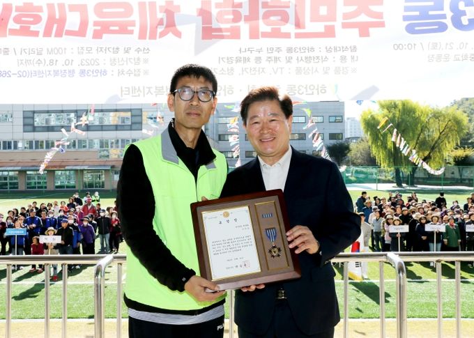 광명시 하안3동 체육회는 지난 21일 가림중학교 운동장에서 개청 제42주년 광명시민의 날을 기념하여 ‘하안3동 주민화합 체육대회’를 개최했다