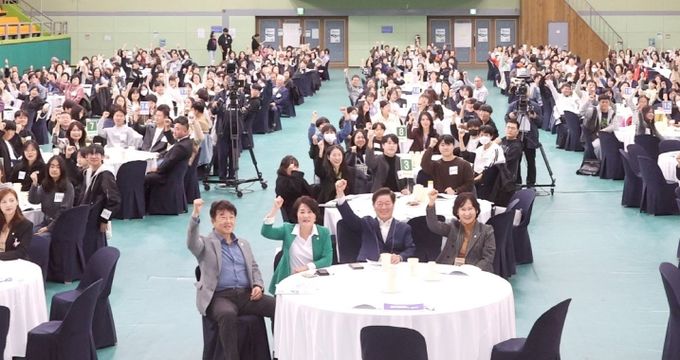 광명시는 지난 21일 오후 2시에 참여와 토론을 통한 공감과 합의를 실현하는 공론장인 ‘제6회 광명시 500인 원탁토론회’를 광명시민체육관에서 개최했다.