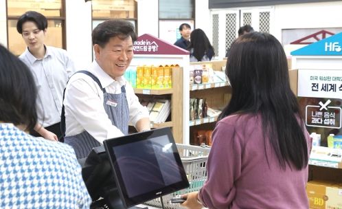 박승원 광명시장은 지난 25일 저녁 철산동 소비자생활협동조합 매장에서 일일 직원 체험에 나섰다.
