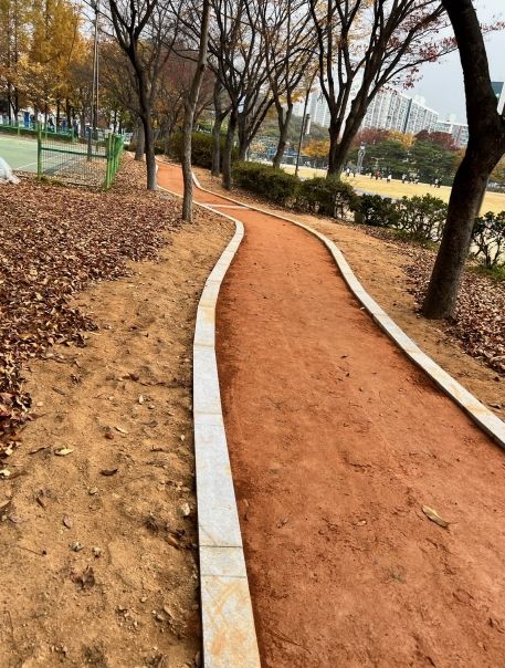 광명시민체육관 황톳길에서 건강 챙겨요