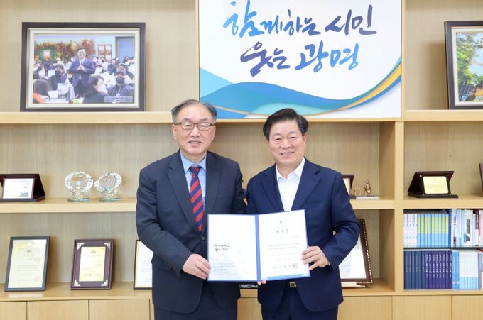 광명시(시장 박승원-사진 오른쪽)가 김우철 국회정책연구위원(국토교통부 수석전문위원-사진 왼쪽)을 정책자문관으로 위촉했다고 10일 밝혔다.