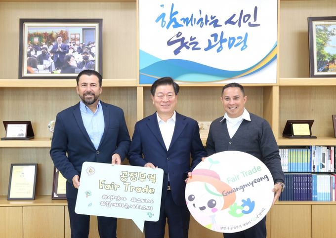 박승원 광명시장(사진 가운데)은 10일 오전 시청에서 코스타리카 공정무역 관계자 알레한드로 가르시아(사진 오른쪽) 등 방문단과 차담회를 갖고 공정무역 등 상호교류를 이어가겠다는 뜻을 밝혔다