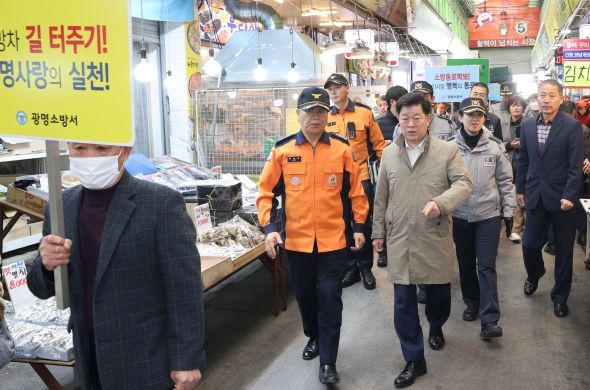 박승원 광명 시장은 13일 오후 2시 박평재 광명소방서장 조은순 광명경찰서장과 함께 광명전통시장을 방문해 화재 등 재난을 예방하기 위한 안전 점검을 실시했다