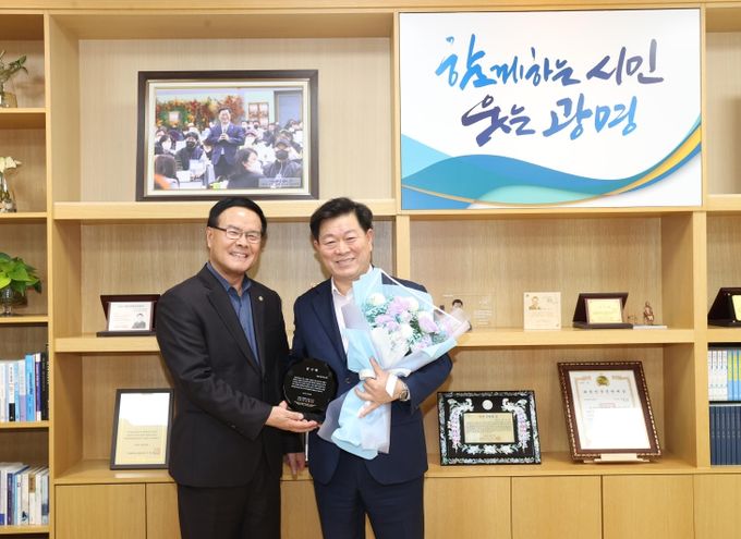 박승원 광명시장, 택시산업 발전 감사패 받아