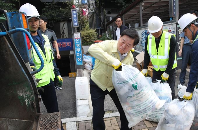 박승원 시장이 지난 9월 28일 ‘생생소통현장’에서생활 쓰레기 수거 활동을 펼쳤다