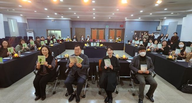 광명시 광명도서관은 13일 도서관 강당에서 시민작가양성 프로젝트에 참여한 시민들과 관계자들을 모시고 출판기념회를 열었다.