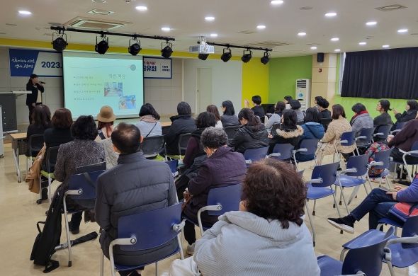 광명시는 14일 오후 2시 하안도서관 강당에서 ‘독서문화공동체, 같이 읽고 함께 성장하다’를 주제로 ‘2023 광명시 독서문화공동체 성과공유회’를 개최했다.