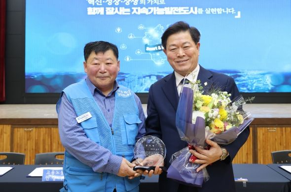 박승원 광명시장이 22일 전국대리운전노동조합 경기도지부로부터 취약계층 노동자의 열약한 노동환경을 개선한 데 대한 고마움의 뜻을 담은 감사패를 받았다(사진 오른쪽 박승원 광명시장 왼쪽 한기석 지부장)