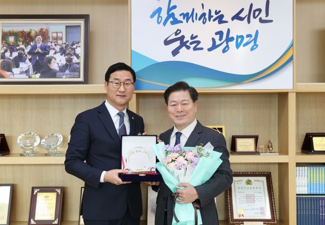 박승원 광명시장은 28일 (사)광명시소상공인협회로부터 감사패를 받았다(사진 왼쪽부터 박재철 광명시소상공인협회장 박승원 광명시장)