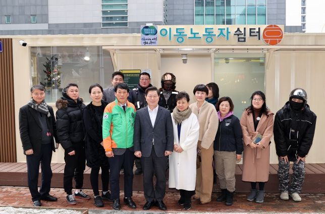 박승원 광명시장은 29일 일직동 무의공 만남의 광장에 있는 간이 이동노동자 쉼터에서 올해 열다섯 번째 생생소통현장을 열며 소통행정을 이어갔다.