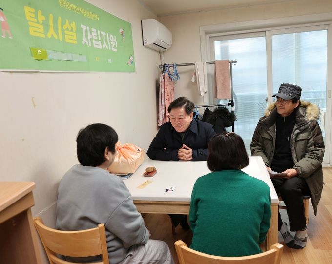 박승원 광명시장이 갑진(甲辰)년 연두 일정을 시민 삶의 현장을 살피는 행보로 시작했다(장애인 자립생활 체험홈 방문 현장)