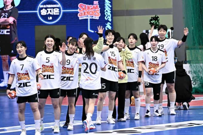 SK 슈가글라이더즈는 지난 4일 경기도 광명시민체육관에서 열린 ‘신한 SOL페이 2023-2024 핸드볼 H리그’ 여자부 1라운드 서울시청과의 광명시리즈 개막전에서 값진 승리를 알렸다.