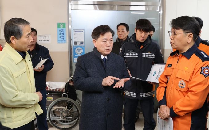 박승원 광명시은 지난 10일 ‘생생소통현장’의 일환으로 노후 공동주택 화재 예방 안전 점검에 나섰다