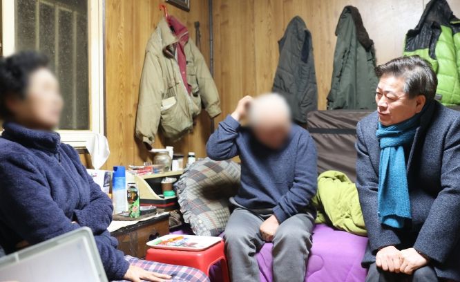 박승원 광명시장은 지난 24일 ‘제21회 생생소통현장’을 열어 한파 속 주거 취약계층에 대한 대응책을 점검하기 위해 현장을 찾았다.