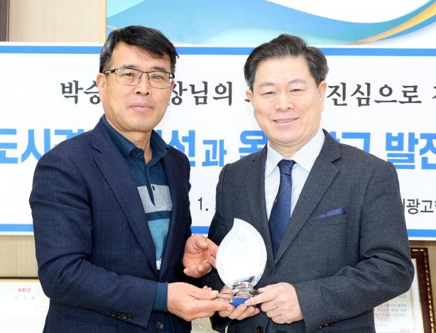 박승원 광명시장이 29일 (사)경기도옥외광고협회 광명시지부로부터 감사패를 받았다(사진 왼쪽부터 김영일 지부장 박승원 시장)