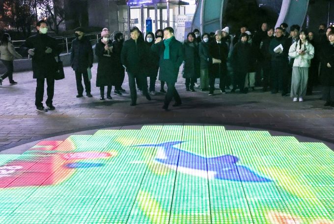 박승원 광명시장은 지난 29일 저녁 보행환경이 개선된 철산로 시범보도 조성 구간을 시민과 함께 둘러봤다.