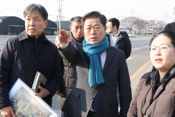 박승원 광명시장은 지난 30일 학온동 서독로와 광명로의 일부 구간에 대한 인도 설치 민원 현장에서 ‘생생소통현장’을 실시했다