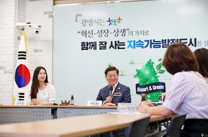 광명시는 오는 16일까지 2024년 일일 명예시장으로 활동할 시민 12명을 공개 모집한다(작년 8월 22일 일일명예시장 활동)