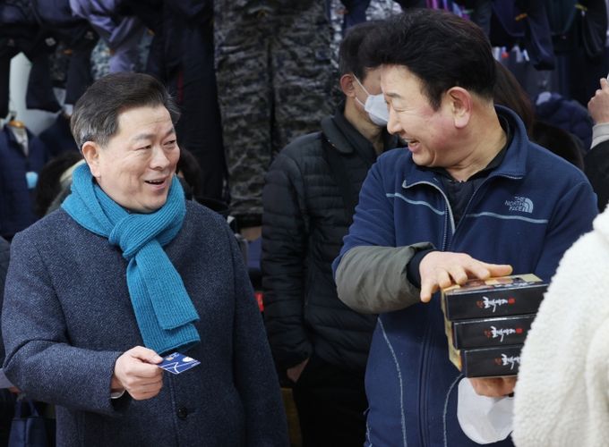 박승원 광명시장은 지난 6일 광명전통시장을 방문해 지역화폐카드와 온누리상품권으로 직접 물건을 구매하며 명절 물가를 살피고 지역 상인을 격려했다.