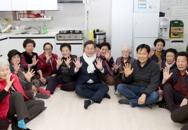 “행복한 설 명절 보내세요”박승원 광명시장, 선배 시민과 새해 인사 나누고 소방관들 격려