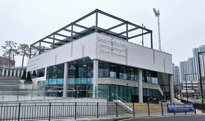 광명시는 현재 본청 종합민원실에 있는 일자리창출과와 일자리센터를 철산동 지하공영주차장 업무시설 내 인생+(플러스)센터로 이전 운영한다.