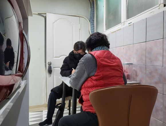 광명시 주거 취약계층 주거상향 지원사업 전담 인력이 방문 상담을 진행하고 있다.