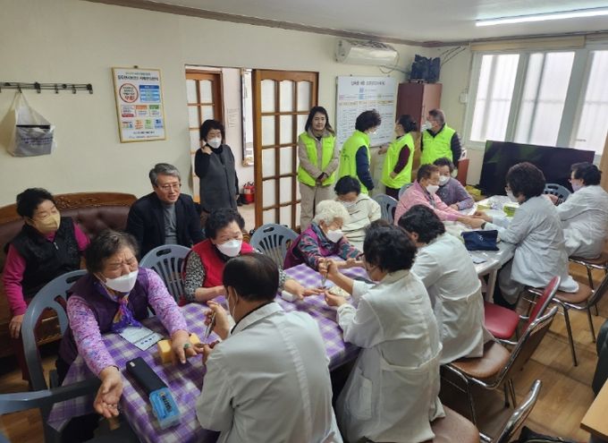 동두천시 상패동 지역사회보장협의체 및 수지봉사회, 함께하는 수지침 봉사 실시