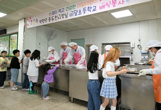 박형덕 동두천시장, 이담초등학교 배식 봉사에 이어 학교 현장 방문 실시