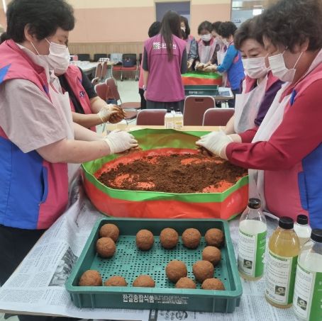 동두천시 생활개선회, EM 흙공 만들기 실시
