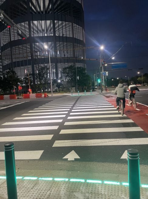 시흥시 '시화국가산업단지 재생사업' 바닥 신호등 시범 설치...노후 산단 인프라 및 교통안전 확대