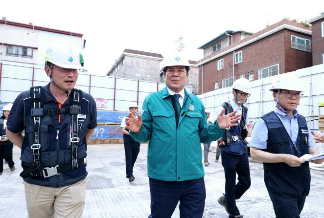 최대호 안양시장, 안양시 지역건축안전센터의 건축사 및 기술사 등 전문가, 관계 공무원 등이 13일 오후 안양시 만안구 안양동에 있는 한 오피스텔 건출 현장에 방문했다.