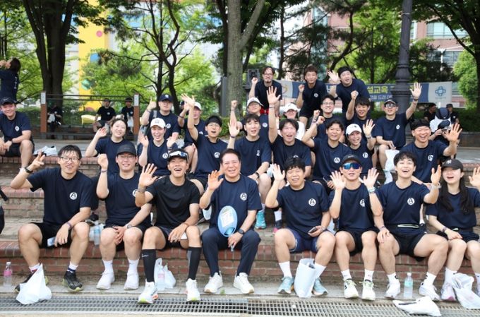 최대호 안양시장이 15일 학운공원에서 런웨이 파이널 레이스를 완주한 참가자들과 기념촬영을 했다