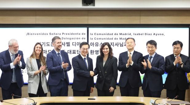 25일 오후 경기도청 서희홀에서 김동연 경기도지사가 이사벨 디아스 아유소 (Isabel Díaz Ayuso) 스페인 마드리드주 주지사와 마드리드주 대표단 등과 기념촬영을 하고 있다.