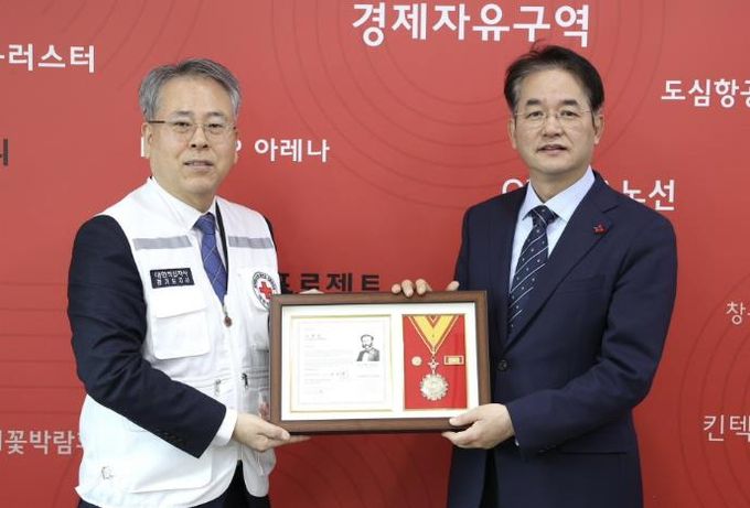 이동환 고양특례시장이 ‘적십자회원 유공장 명예대장’을 수여받고 있다.