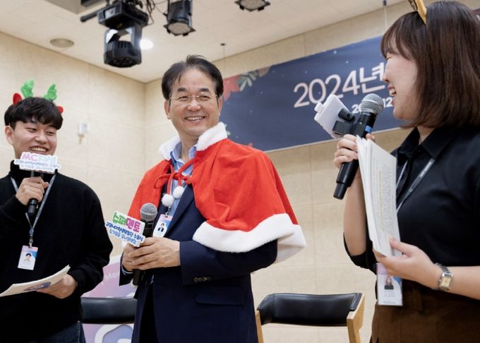 대학생 멘토단과 이야기를 나누며 활짝 미소짓고 있는 이동환 고양특례시장