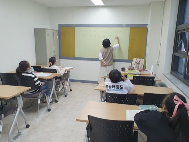 달달스쿨 참여 아동들이 셈 기초 프로그램에 참여하고 있다.