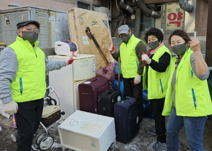 폐기물처리장에서 찍은 탄현1동 지역사회보장협의체 단체 사진