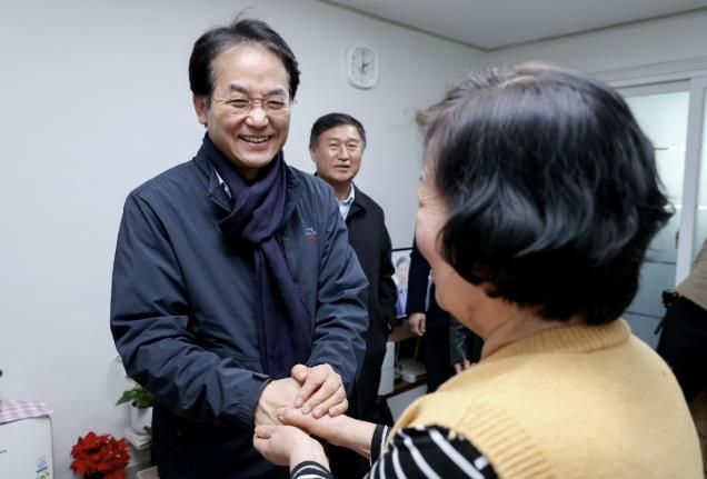 집수리 지원 가구에 방문한 이동환 고양특례시장