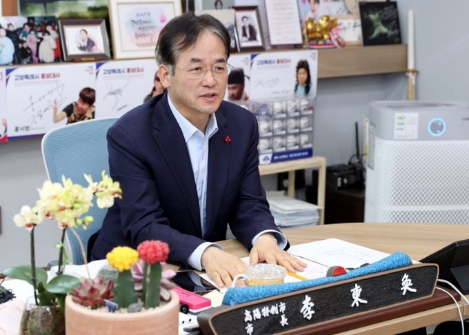 고양시불교사암연합회 참석자와 환담을 나누고 있는 이동환 고양특례시장