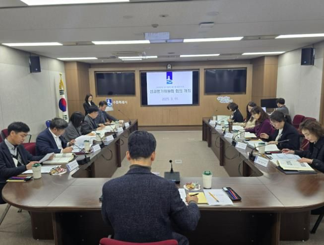 수원시가 ‘2024년도 음식물류 폐기물 발생억제 성과평가위원회’를 열고 있다.