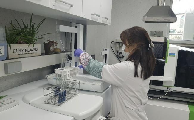 친환경농업관리실 토양검정 장면