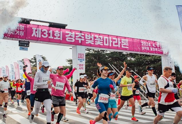 지난해 4월 6일 열린 제31회 경주벚꽃마라톤대회에서 참가자들이 보문단지 일원을 힘차게 달리고 있다.