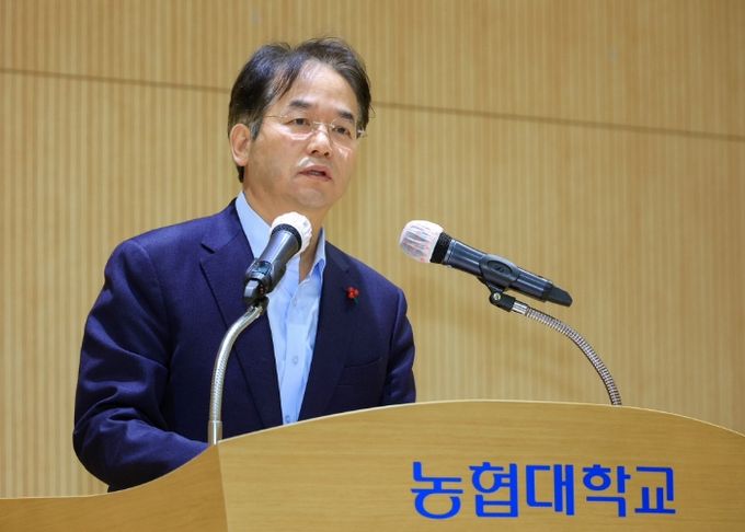‘2025년 고양시 신중년대학 상반기 개강식’에서 축사 중인 이동환 고양특례시장