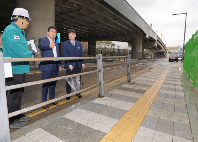 김현수 제1부시장이 수원역환승센터 주변을 점검하고 있다.