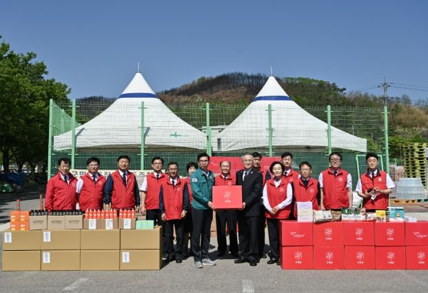 구세군교회에서 영덕군에 구호물품을 전달하고 있다.