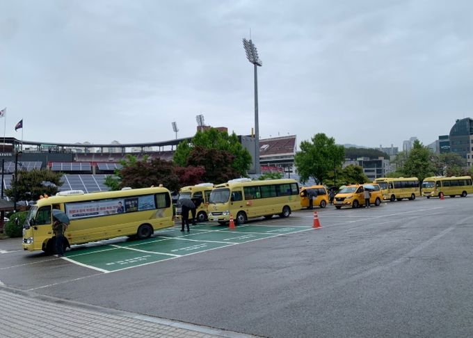 수원시가 2025년 상반기 어린이통학버스 합동점검’을 하고 있다.
