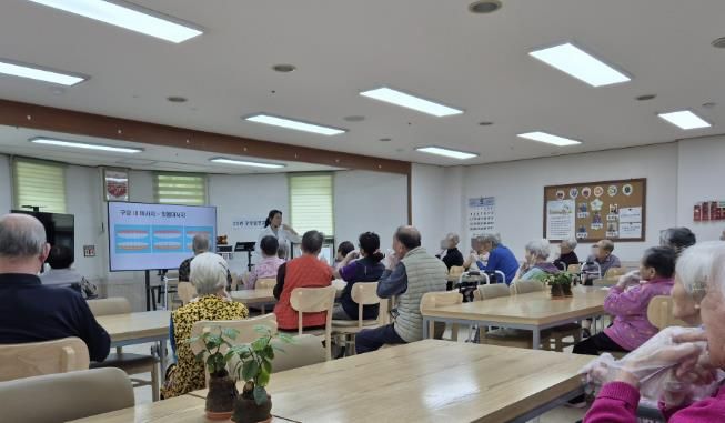 과천시 보건소에서 진행한 어르신 구강보건교육 모습