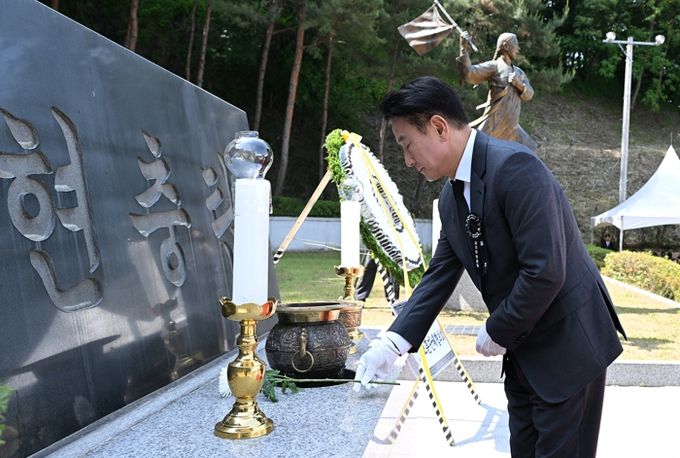 김동근 시장이 6월 6일 ‘제70회 현충일 추념식’에서 헌화 및 분향응 하고 있다.