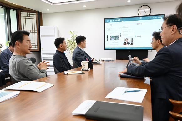 김동근 시장이 5월 27일 열린 ‘제23차 교통정책 전략회의’에서 교통신호체계 최적화 사업 성과에 대해 논의하고 있다.